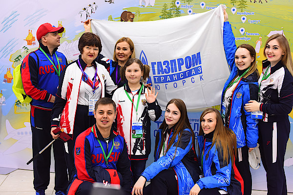 Команда из Югорска на открытии конкурса «Юный художник»