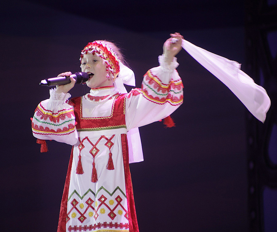 Слушать песню вокальный. Фольклорное пение. Фольклорный вокал. Народный фольклор вокал. Девушка в русском народном костюме поет.