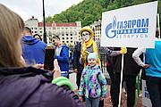 Аниматор команды «Газпром трансгаз Беларусь» веселит юную художницу Маргариту Григорчук