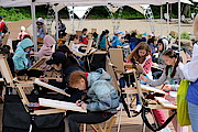 Конкурсные рисунки создают юные художники на пленере
